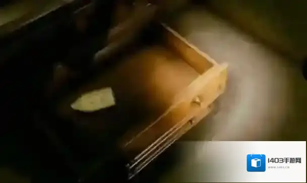 深入后室观看录像带打破玻璃墙